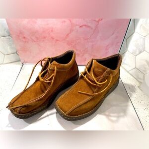 Born Woman’s Tan Suede Lace Up Boots Size 7 Leather Contrast Stitching Bootie